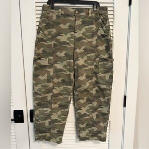 American Eagle Outfitters Green Camo Barrel Cargo Pants